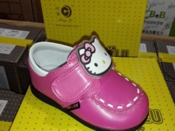 低價批發(fā)各大知名品牌尾貨童鞋 成都服裝、鞋帽、箱包及日用百貨一站式采購指南