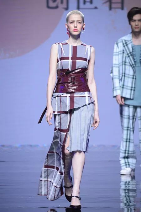 坐標(biāo)大浪 時(shí)尚風(fēng)云激蕩，潮流與創(chuàng)新共生——2019春夏中國紡織面料流行趨勢暨新銳設(shè)計(jì)師發(fā)布秀側(cè)記